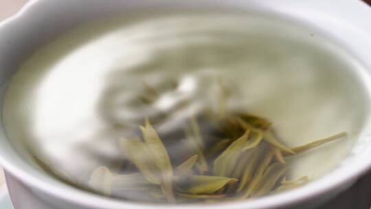 茶滴入沏好茶的清澈绿茶茶汤创意唯美