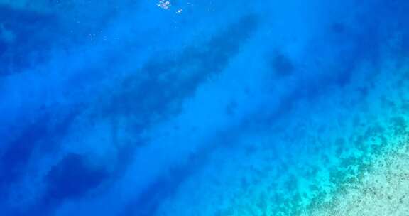 日间无人机抽象拍摄阳光白色沙滩天堂海滩和水蓝色海洋背景