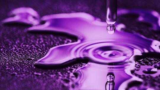 暗紫色精华液滴管落水美妆素材