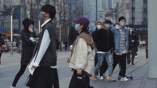 新冠疫情下城市街头行人戴口罩逛街慢镜合集