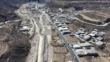 航拍山间蜿蜒公路高清在线视频素材下载