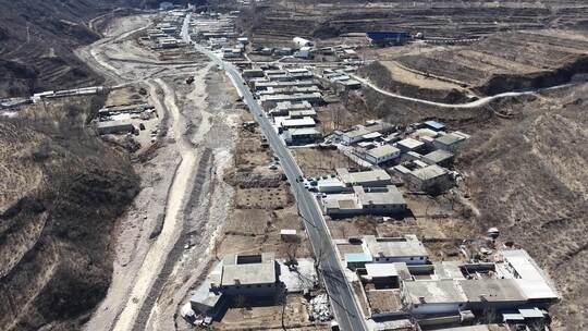 航拍山间蜿蜒公路