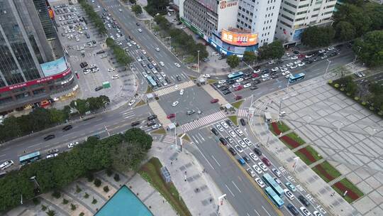 下班晚高峰的十字路口