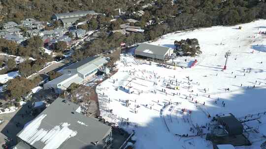 新南威尔士州斯莱德博高山雪地度假村和村庄的鸟瞰图