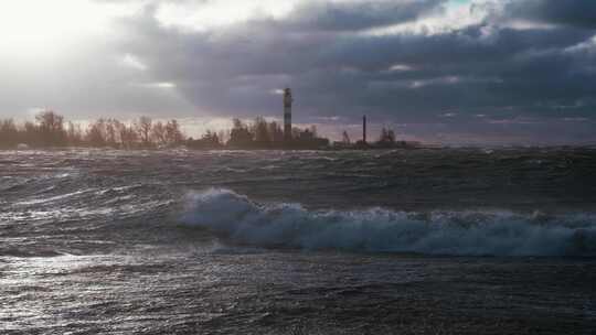 里加拉脱维亚海边的暴风雨天气