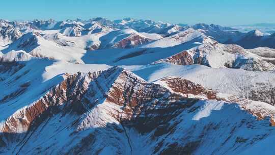 航拍雪山日照金山