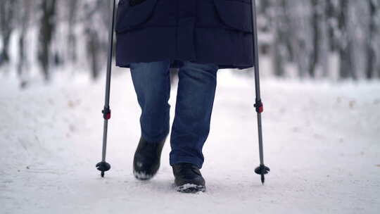 活跃的老年妇女用登山杖训练北欧步行。老年