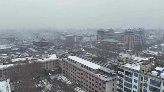 陕西省西安市正在下雪的西安鼓楼雪景景观视频素材模板下载