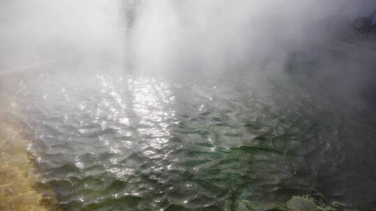 雾气缭绕的温泉