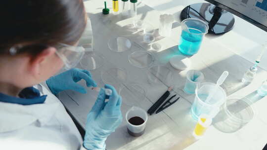 医学科学实验室与生物技术科学家开发医学女