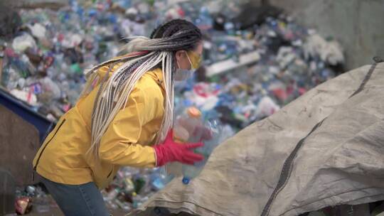 女人在塑料回收站分拣塑料瓶视频素材模板下载