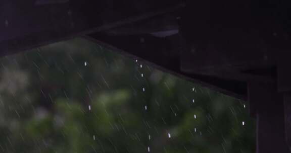 夏季雨中中式园林庭院屋檐雨滴