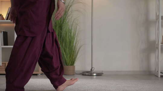 冥想练习瑜伽室内女人莲花之家视频素材模板下载