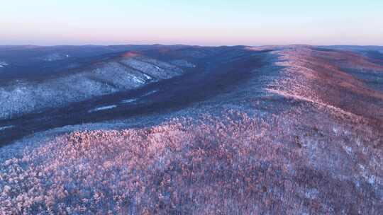 夕阳下的大兴安岭林海雪原