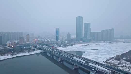 中国黑龙江哈尔滨公路大桥冬季下雪航拍合集