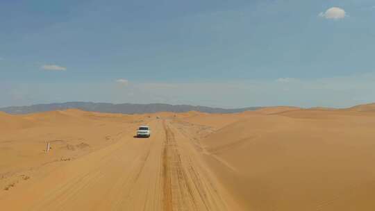 宁夏中卫沙坡头沙漠自然保护区沙漠公路视频素材模板下载