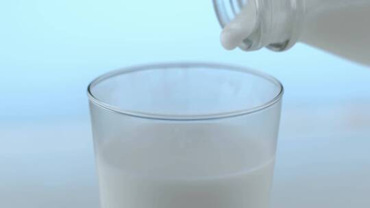 牛奶倒入玻璃杯中