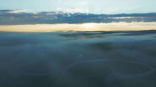 航拍呼伦贝尔草原夏季日出云雾美景