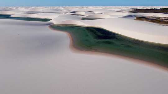 巴西标志性的雨水湖和沙丘。Lencois Maranhens巴西。