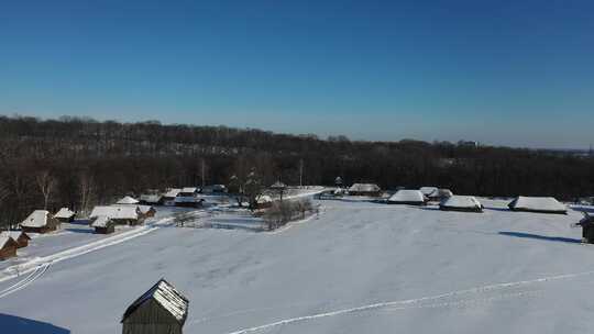 乌克兰村庄的冬季景观。新年景观。白雪覆盖的村庄。乌克兰。