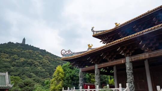 阴雨天的中式古代建筑屋顶延时摄影