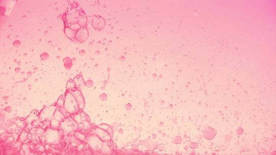 粉色液体中的泡泡
