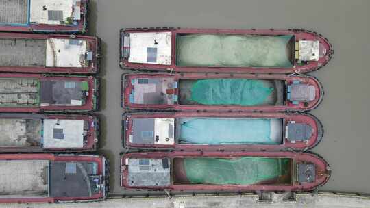 河道停靠的货船休息充电4K航拍