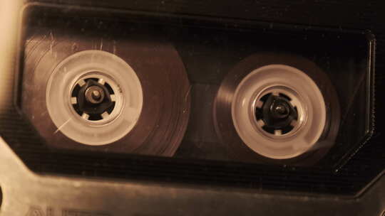 闪光下复古录音机中的透明盒式磁带播放