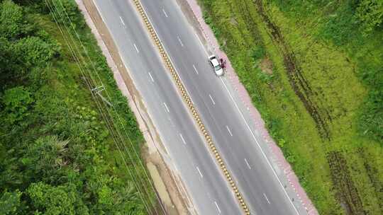 停在路上的车