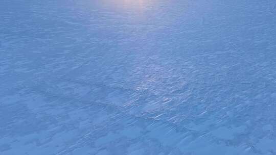 阳光照射下的广阔雪地景象