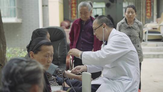 社区医生为居民老年人量血压实拍