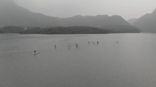 阴雨天气江西庐山西海航拍环绕桨板水上运动