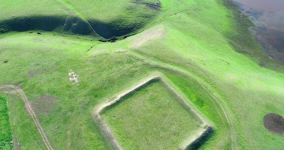 航拍内蒙古金界壕遗址的戍堡