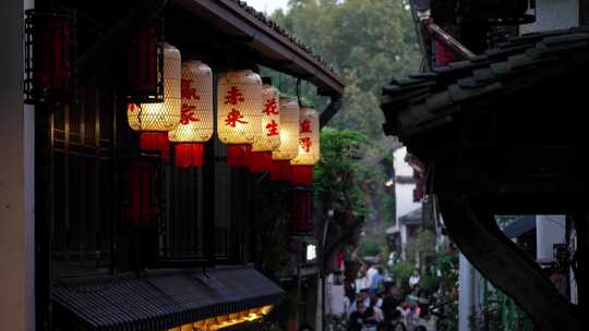 杭州历史文化街区小河直街灯笼下游人如织