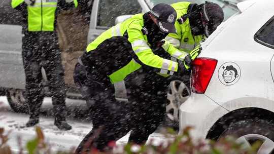 雪天交警铲雪推车