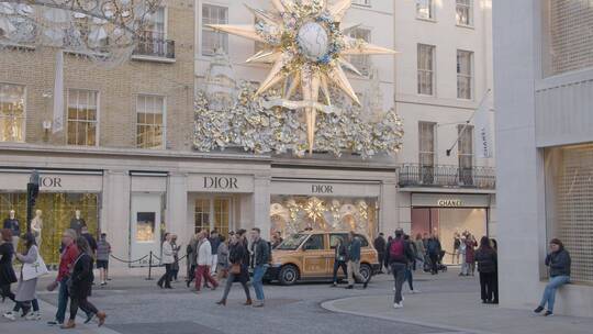 伦敦西区购物区高档商店外的圣诞灯和装饰品