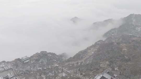 航拍泰山，云雾缭绕