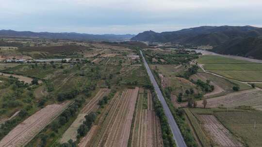 航拍乡村田野与道路景观