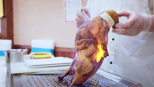 饭店厨师切北京烤鸭
