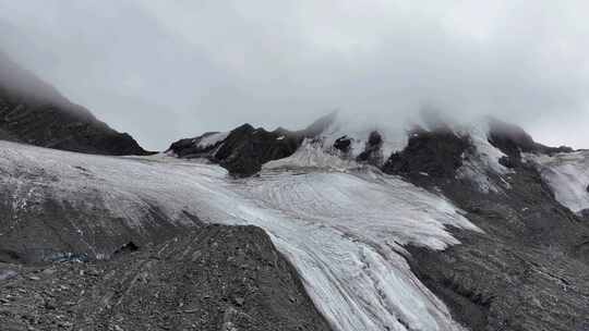 航拍云雾中的四川横断山脉乌库楚雪山风光