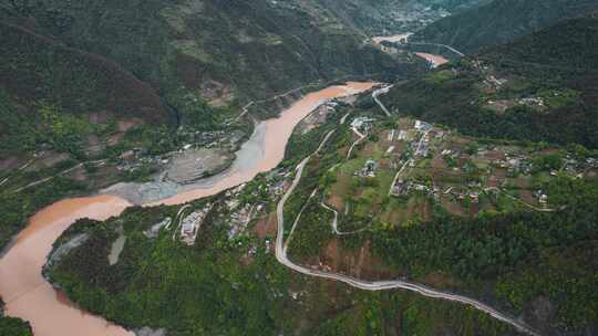 云南怒江第一湾两岸村镇公路