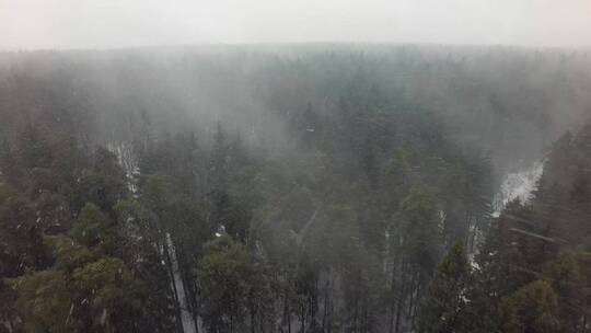 无人驾驶飞机在雪地上飞行