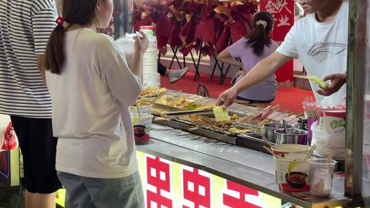 夜市小吃街串串麻辣烫