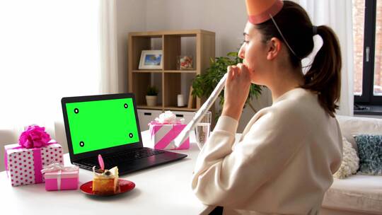 女人对着绿屏举行虚拟生日派对