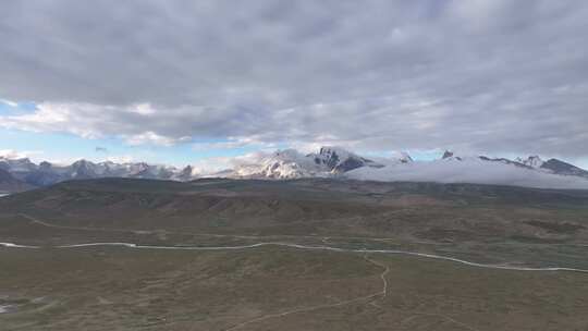 西藏冲巴雍措景区连绵雪山航拍