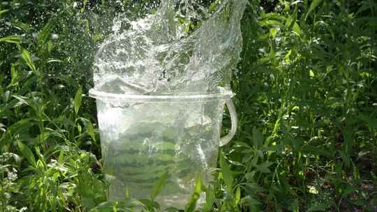 水溅起瞬间西瓜掉入水中溅起水花夏天慢镜头