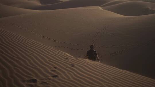 沙漠中行走的人