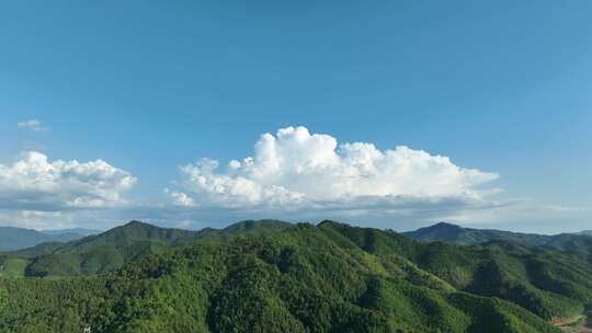 森林航拍山峰云朵山脉原始森林蓝天白云风景