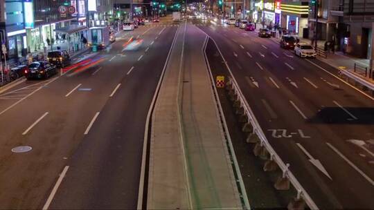 夜间交通繁忙的日本道路