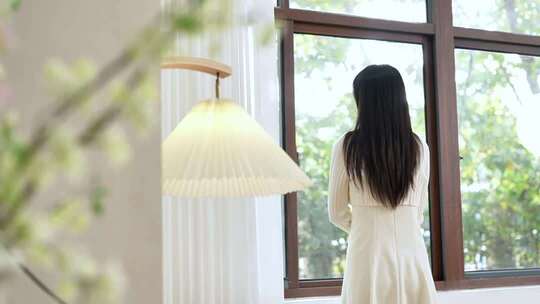 女生休闲看窗外风景